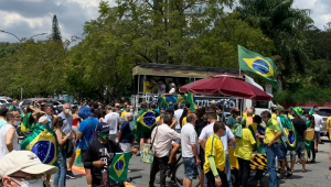 Vestidos de verde e amarelo, apoiadores de Bolsonaro fazem manifestação em São Paulo
