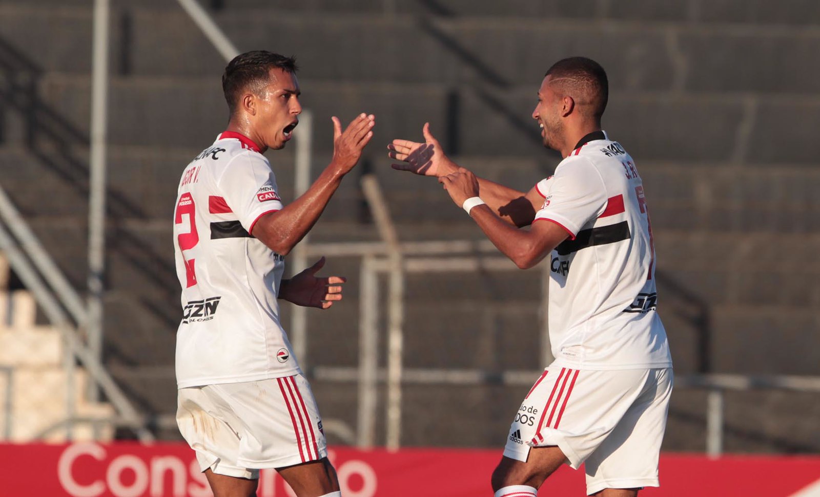 Jogadores do São Paulo comemorando Gol