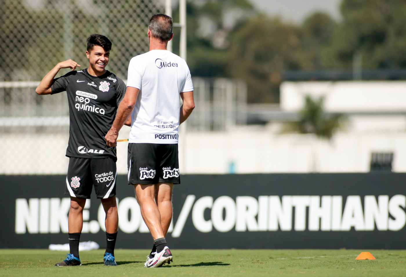 Roni e Vagner Mancini conversam durante treinamento no Corinthians