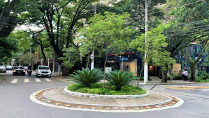 Rotatória em bairro residencial de São Paulo