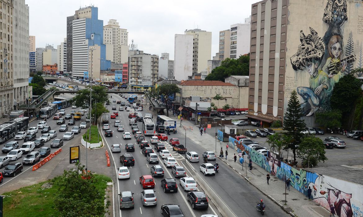 Vista da cidade de São Paulo com carros e prédios