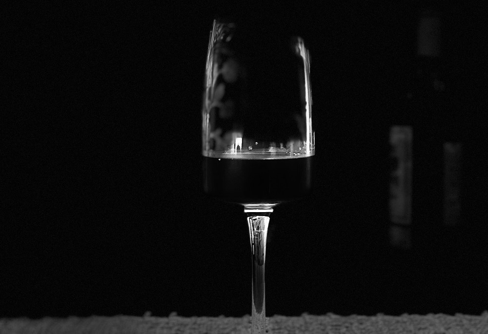 Taça de vinho em ambiente escuro