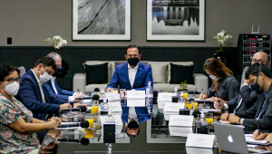 O governador João Doria durante reunião com empresas para o fornecimento adicional de oxigênio