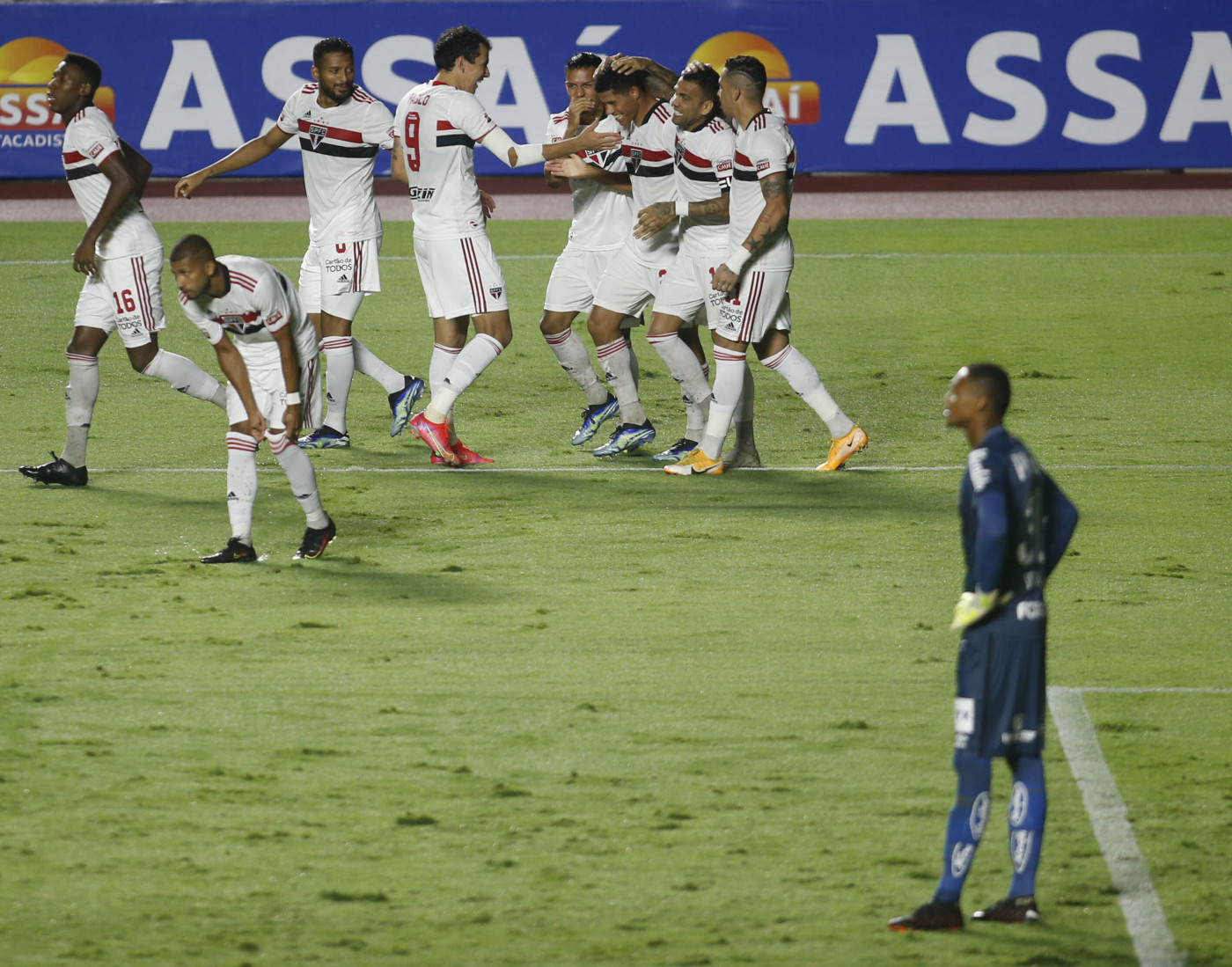 Jogadores do São Paulo comemoram gol contra o Santos
