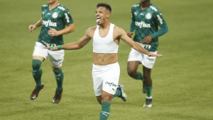 Sem camisa, Gabriel Menino comemora o gol que decretou o título do Palmeiras; Willian e Patrick de Paula correm atrás do companheiro