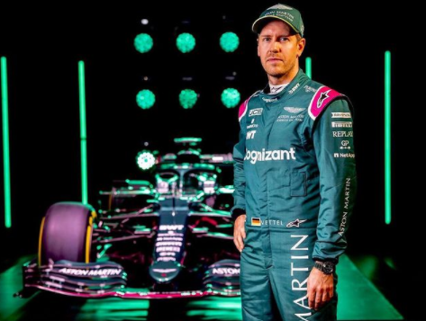 Sebástian Vettel posa para foto em apresentação do novo carro da equipe