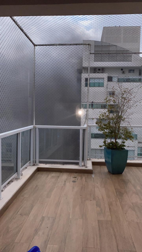 Varanda de apartamento com fumaça subindo pela janela