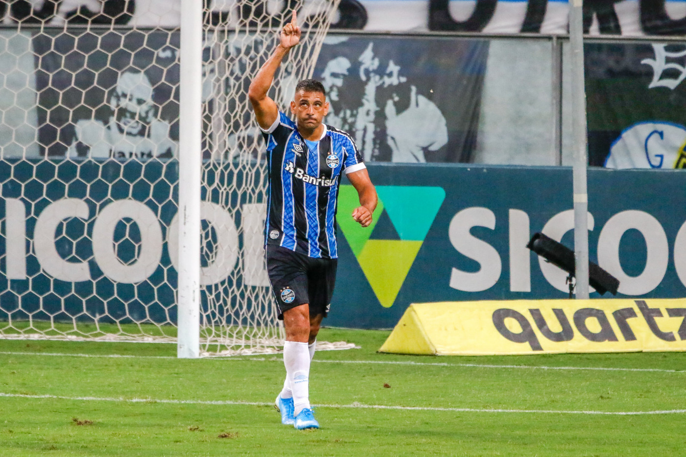 Diego Souza celebra gol na Arena Grêmio