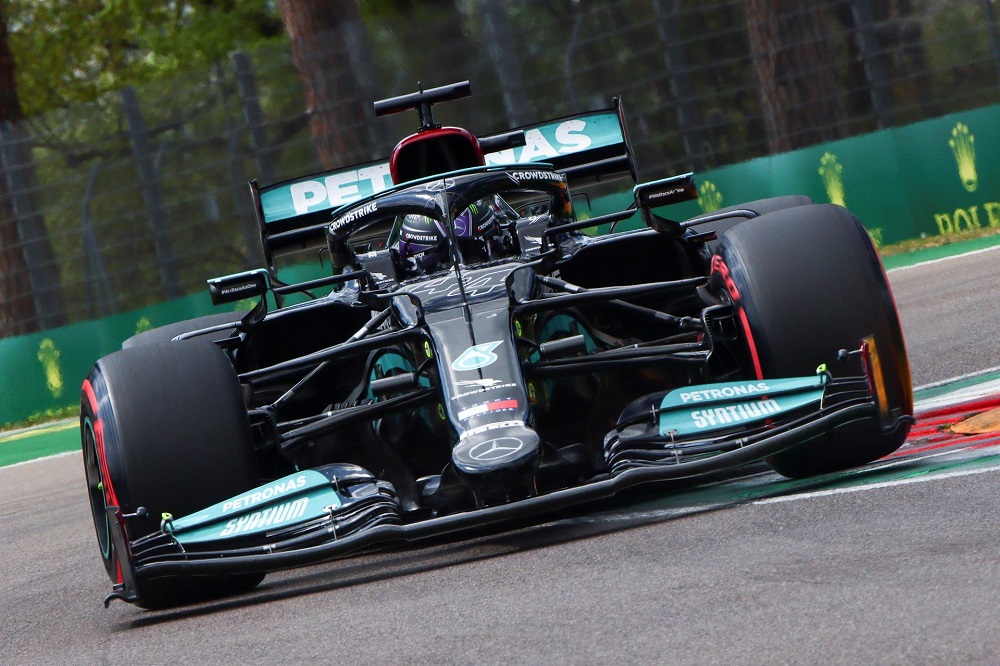O piloto inglês Lewis Hamilton conduz o carro preto da Mercedes durante treino do GP de Emilia Romagna