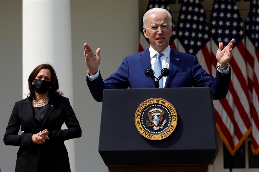 Presidente dos Estados Unidos, Joe Biden, e a vice-presidente Kamala Harris ao fundo