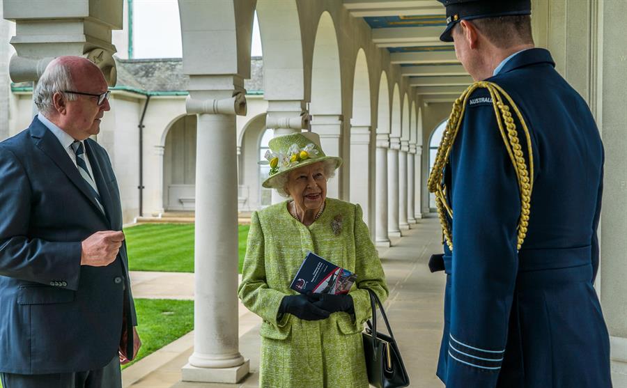 Rainha Elizabeth participa de primeiro evento presencial de 2021, após passar lockdown dentro do Castelo de Windsor