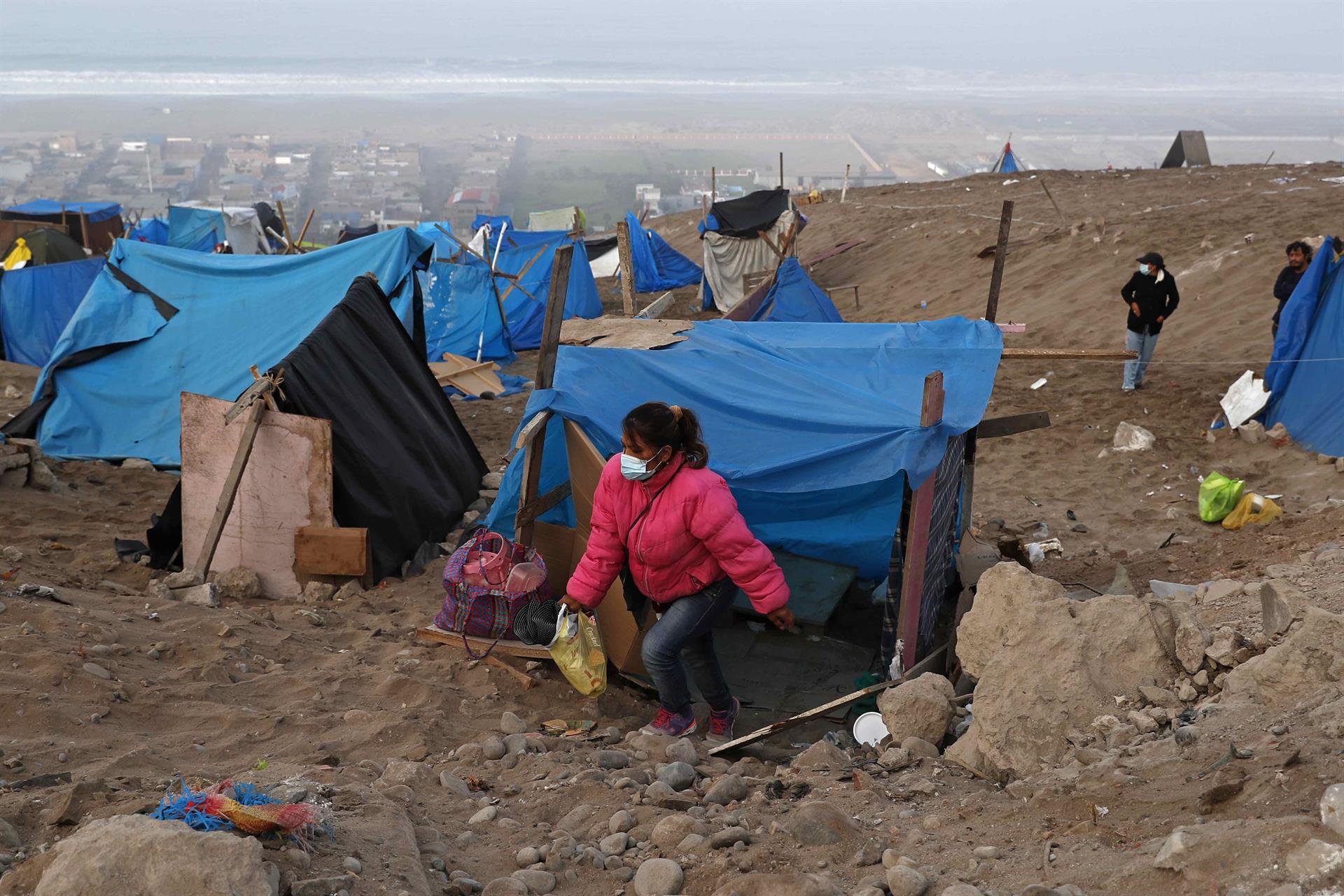 Peruanos fazem acampamento ilegal em Cerro Lomo, no Peru
