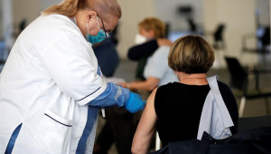 Trabalhadora da saúde aplica vacina contra Covid-19 em mulher na Croácia
