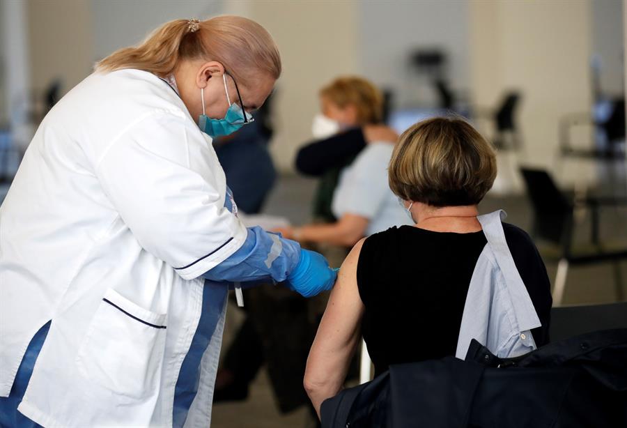 Trabalhadora da saúde aplica vacina contra Covid-19 em mulher na Croácia