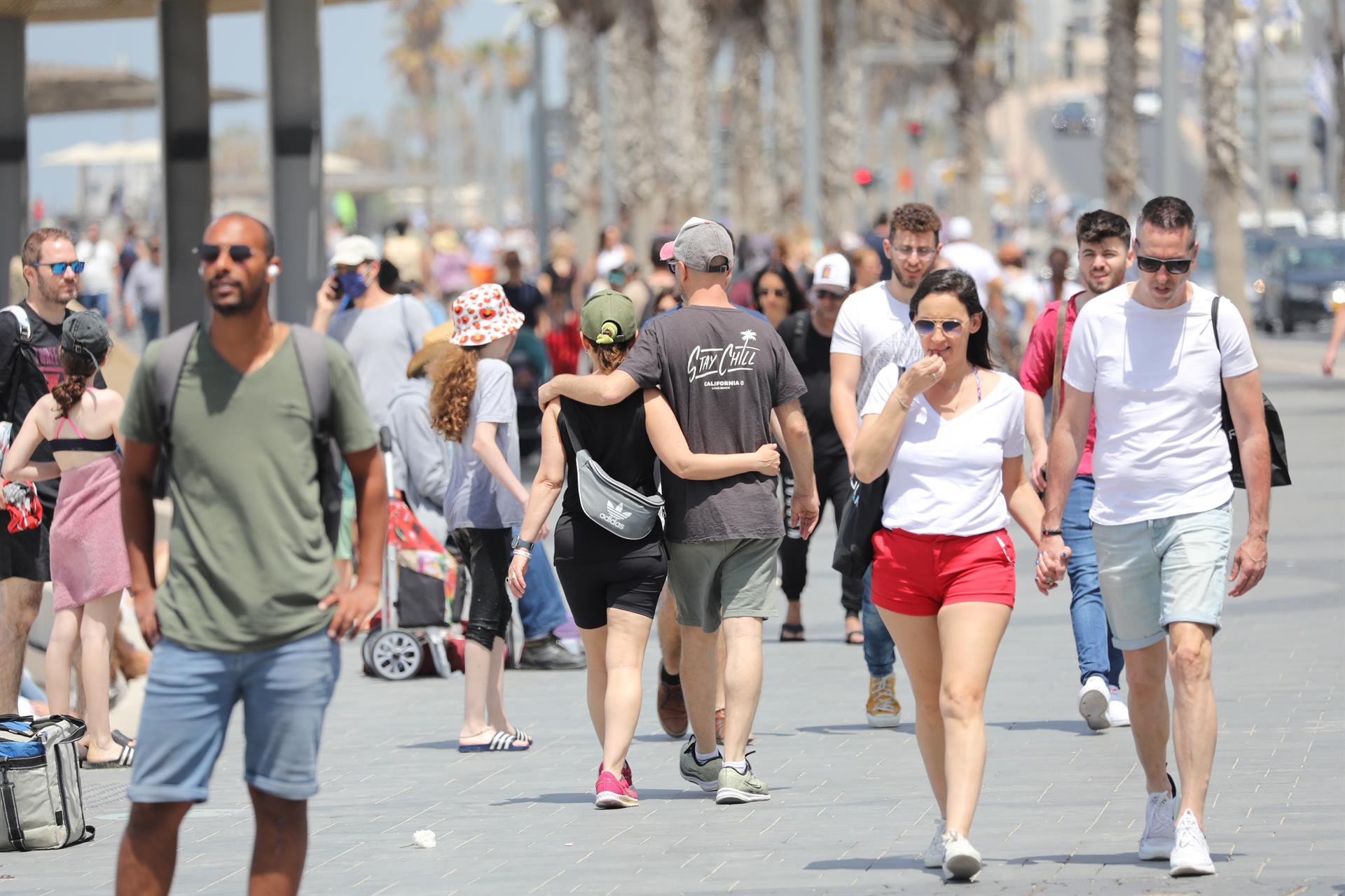 Pessoas caminham sem máscara no beira-mar de Tel Aviv