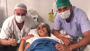 Andréia Sadi e o marido André Rizek no hospital após o parto