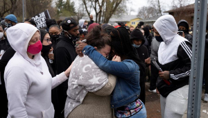 A mãe de Daunte Wright, Katie Wright, é consolada por amigos durante vigília no local onde seu filho foi baleado pela polícia