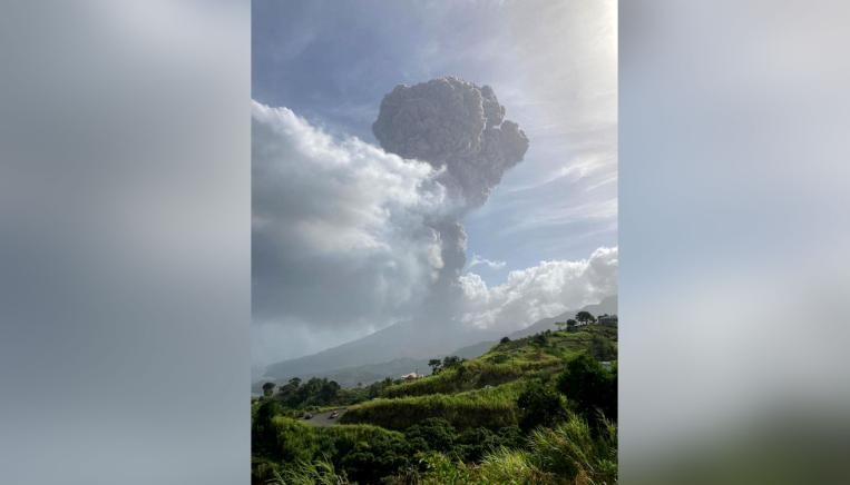 Vulcão entra em erupção na ilha caribenha de Saint Vincent