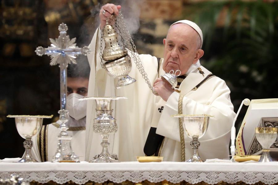 Papa Francisco celebra missa da Quinta-feira Santa dentro da Basílica de São Pedro, no Vaticano