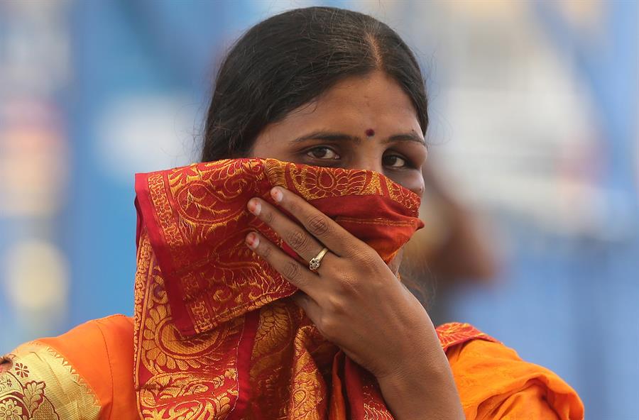 Mulher cobre nariz e boca em Bangalore, na Índia
