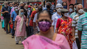 Indianos fazem fila do lado de fora de centro de vacinação contra Covid-19 em Mumbai