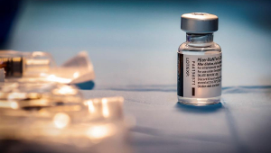 Frasco da vacina contra Covid-19 desenvolvida pela Pfizer em parceria com a BioNTech