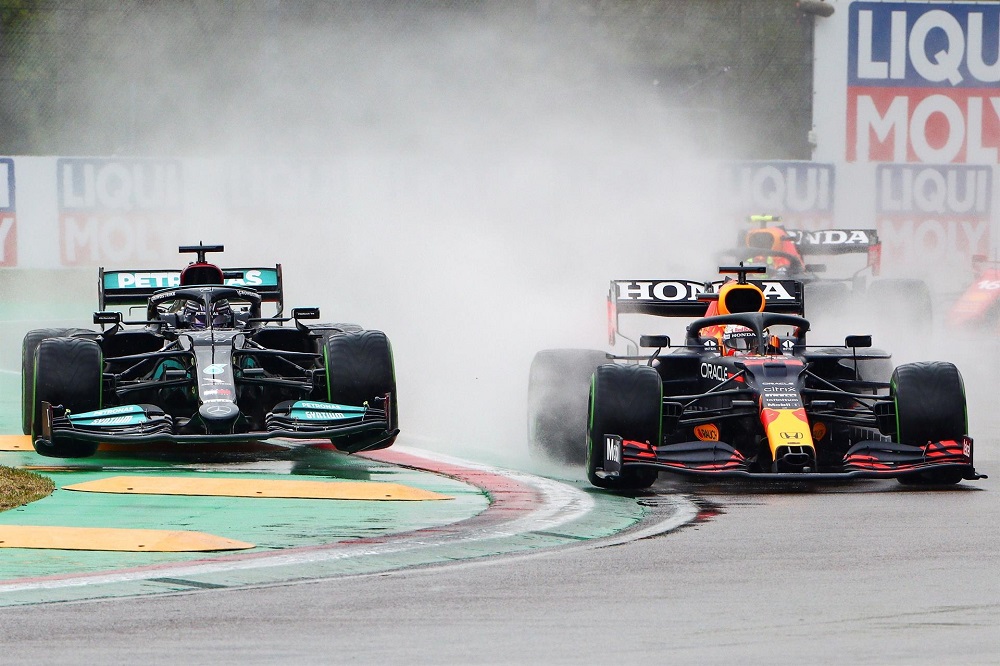 Com a pista molhada pela chuva, Max Verstappen defende de Lewis Hamilton a liderança do GP da Emilia-Romagna