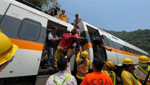 Trem descarrila em Taiwan, causando pelo menos 50 mortes