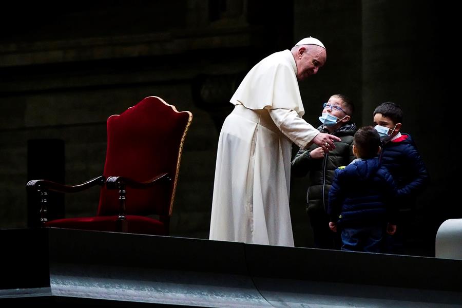 Papa Francisco conduz cerimônia da Via Crucis na Praça de São Pedro, no Vaticano