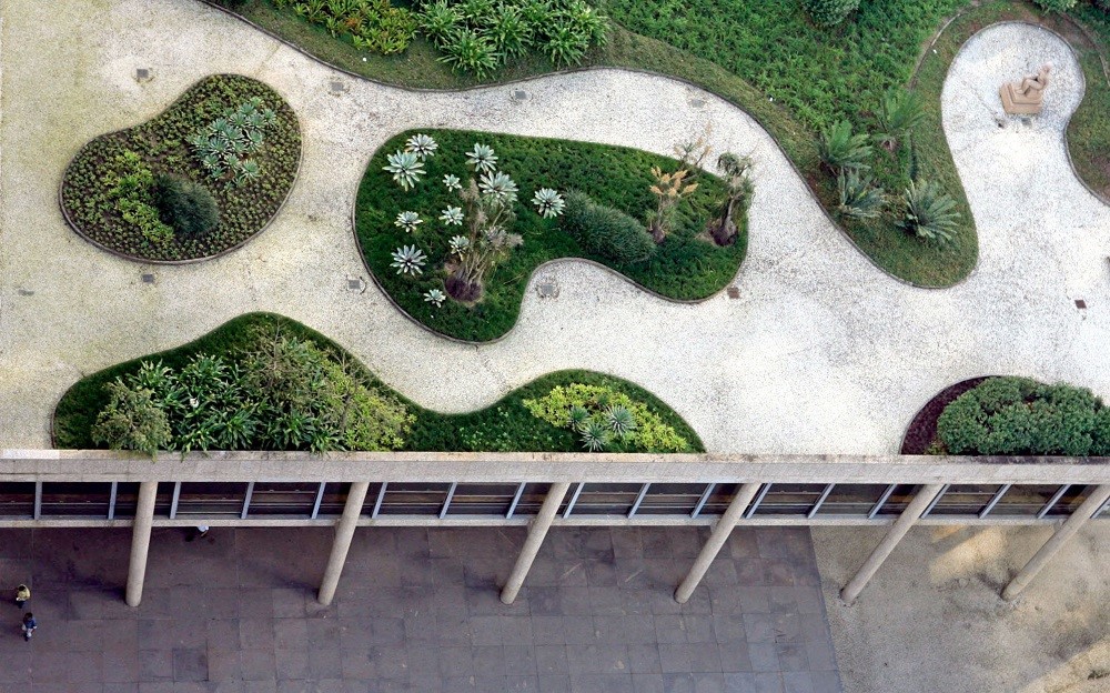 Imagem aérea do jardim projetado por Roberto Burle Marx no prédio do Palácio Gustavo Capanema
