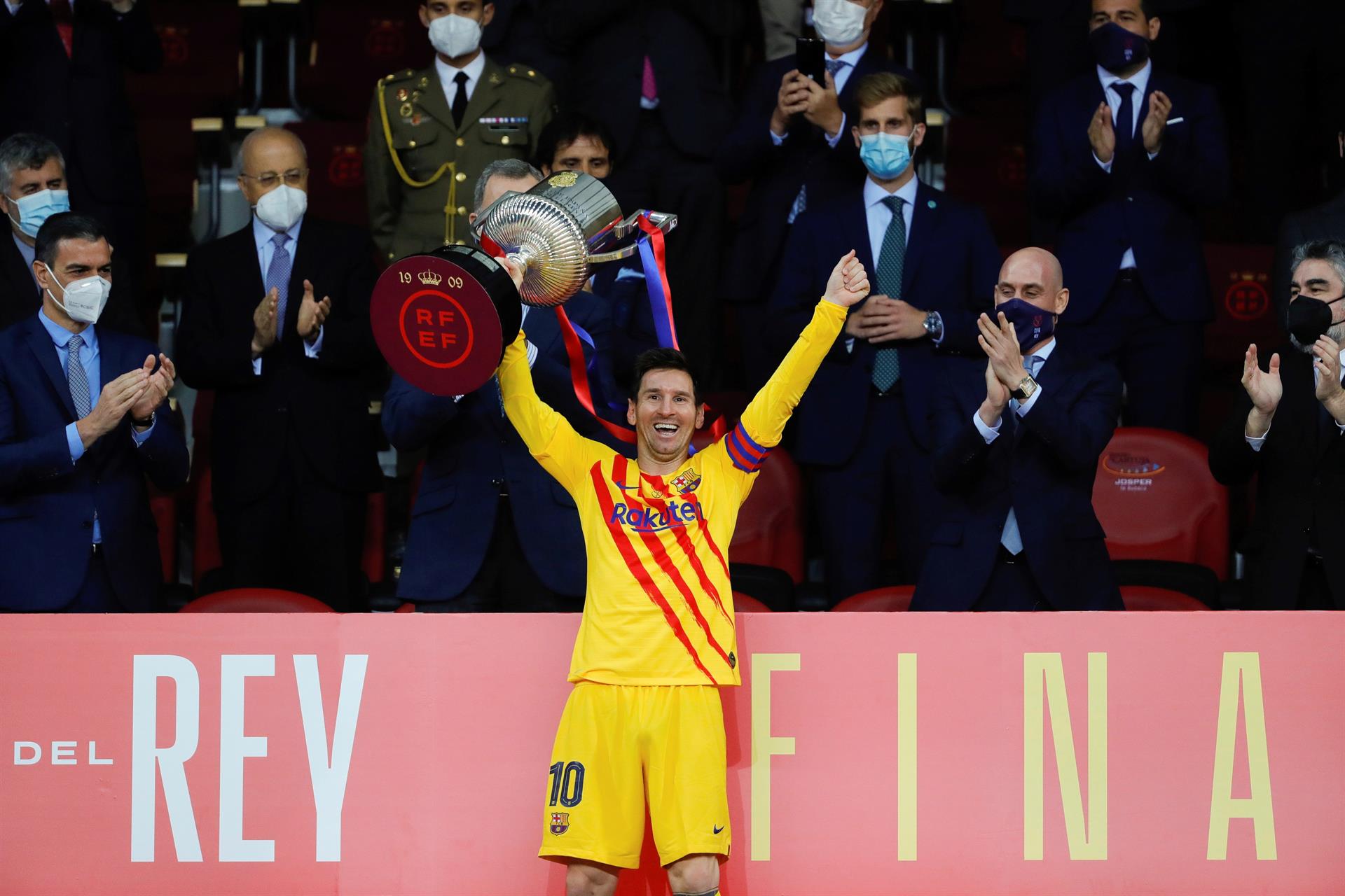 Lionel Messi carrega taça da Copa do Rei após partida contra o Athletic Bilbao