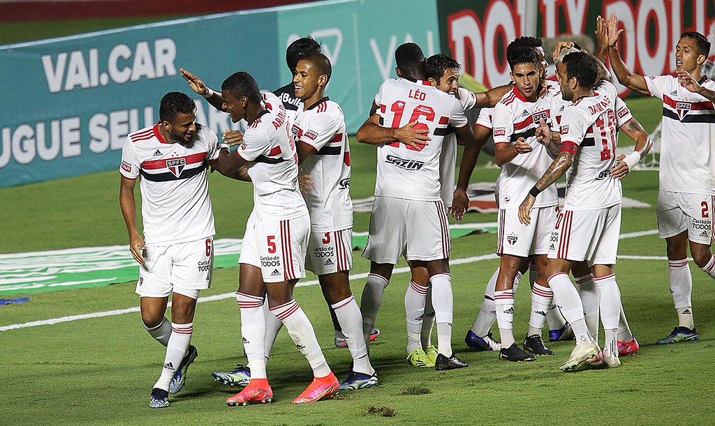 Um grupo de oito jogadores são-paulinos comemora o gol do Bragantino