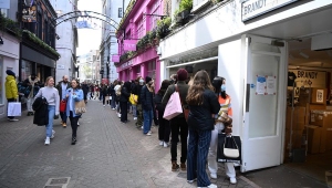 Pessoas fazem fila do lado de fora de lojas em Londres, que reabriram nesta segunda-feira, 12