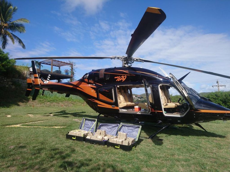 Helicóptero e três malas cheias de dinheiro
