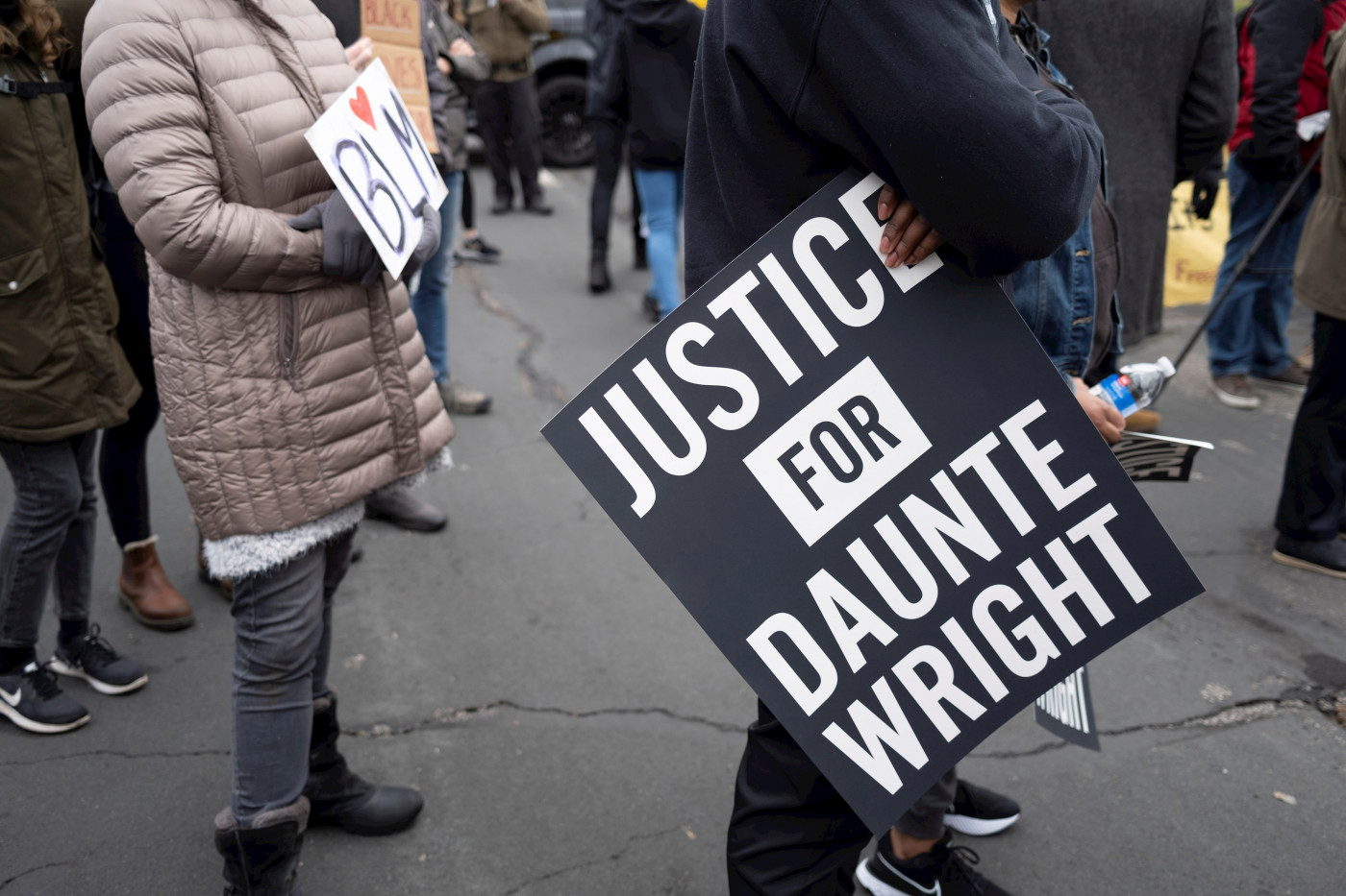 Manifestantes protestam contra a morte de Daunte Wright
