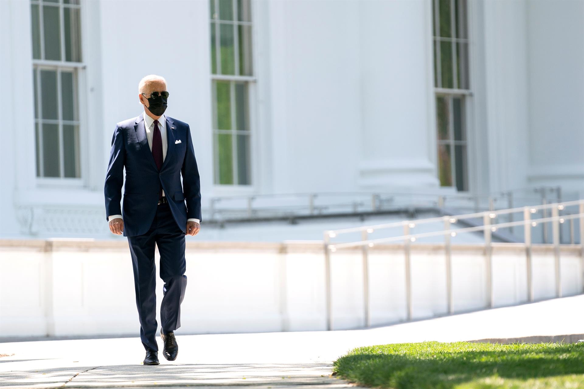 Joe Biden se dirige a coletiva de imprensa do lado de fora da Casa Branca