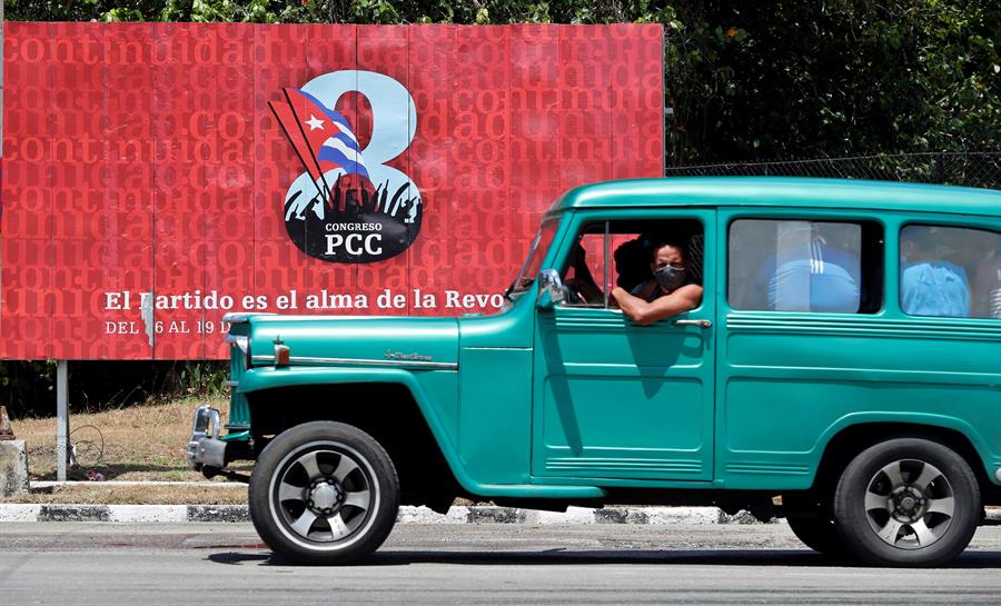 Cartaz anuncia a realização do VIII Congresso do Partido Comunista de Cuba