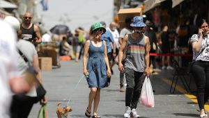 pessoas caminhando com e sem máscara em israel