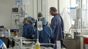 Equipe médica atende paciente em tratamento intensivo para a Covid-19 em hospital de Bogotá, na Colômbia