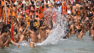 Fiéis se banham no Rio Ganges durante a Peregrinação Hindu Sagrada