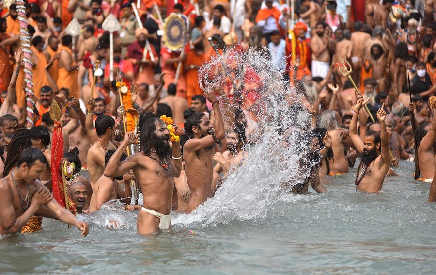 Fiéis se banham no Rio Ganges durante a Peregrinação Hindu Sagrada