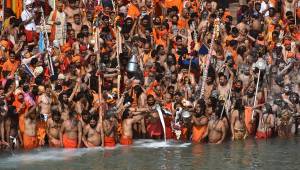Peregrinos hindus se aglomeram no Rio Ganges