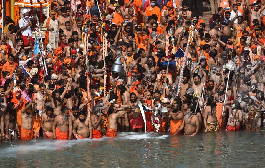 Peregrinos hindus se aglomeram no Rio Ganges