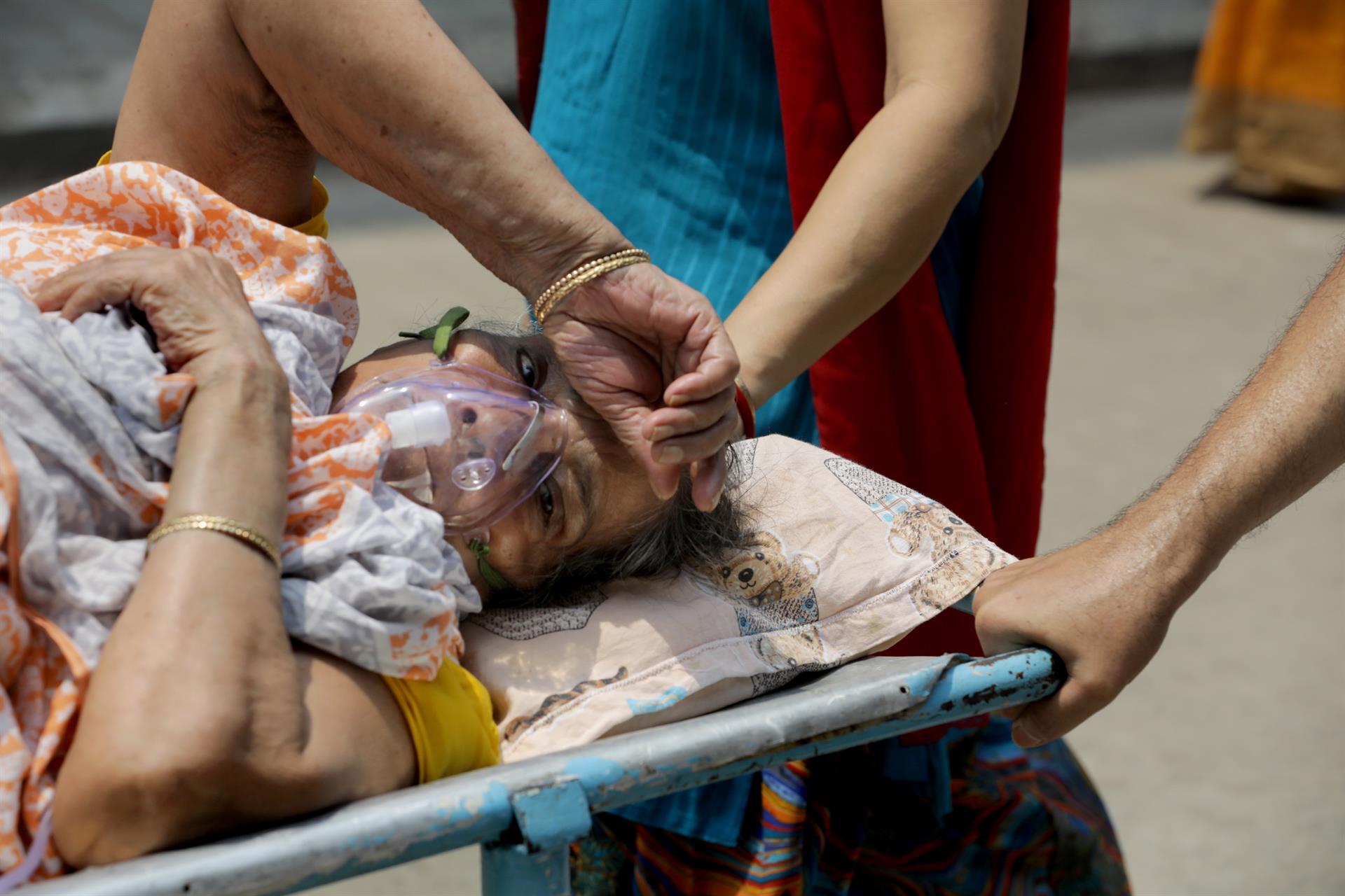 Profissionais da saúde atendem paciente com suspeita de Covid-19 em Kolkata, na Índia