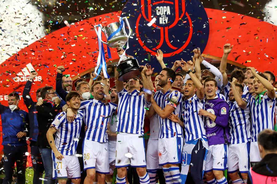 Jogadores do Real Sociedad comemoram vitória na Copa do Rei da Espanha