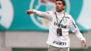 Abel Ferreira orientando os jogadores do Palmeiras na vitória contra o Indepiendente del Valle