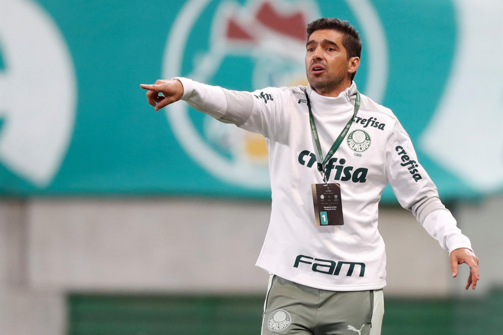 Abel Ferreira orientando os jogadores do Palmeiras na vitória contra o Indepiendente del Valle