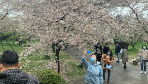 Chineses passeiam em parque na província de Wuhan