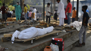 Corpos são cremados em cerimônias em massa na Índia