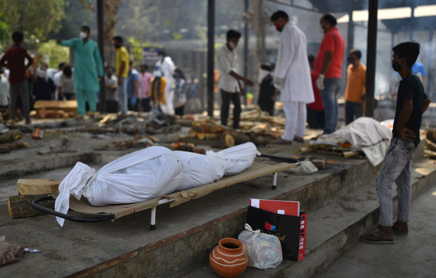 Corpos são cremados em cerimônias em massa na Índia